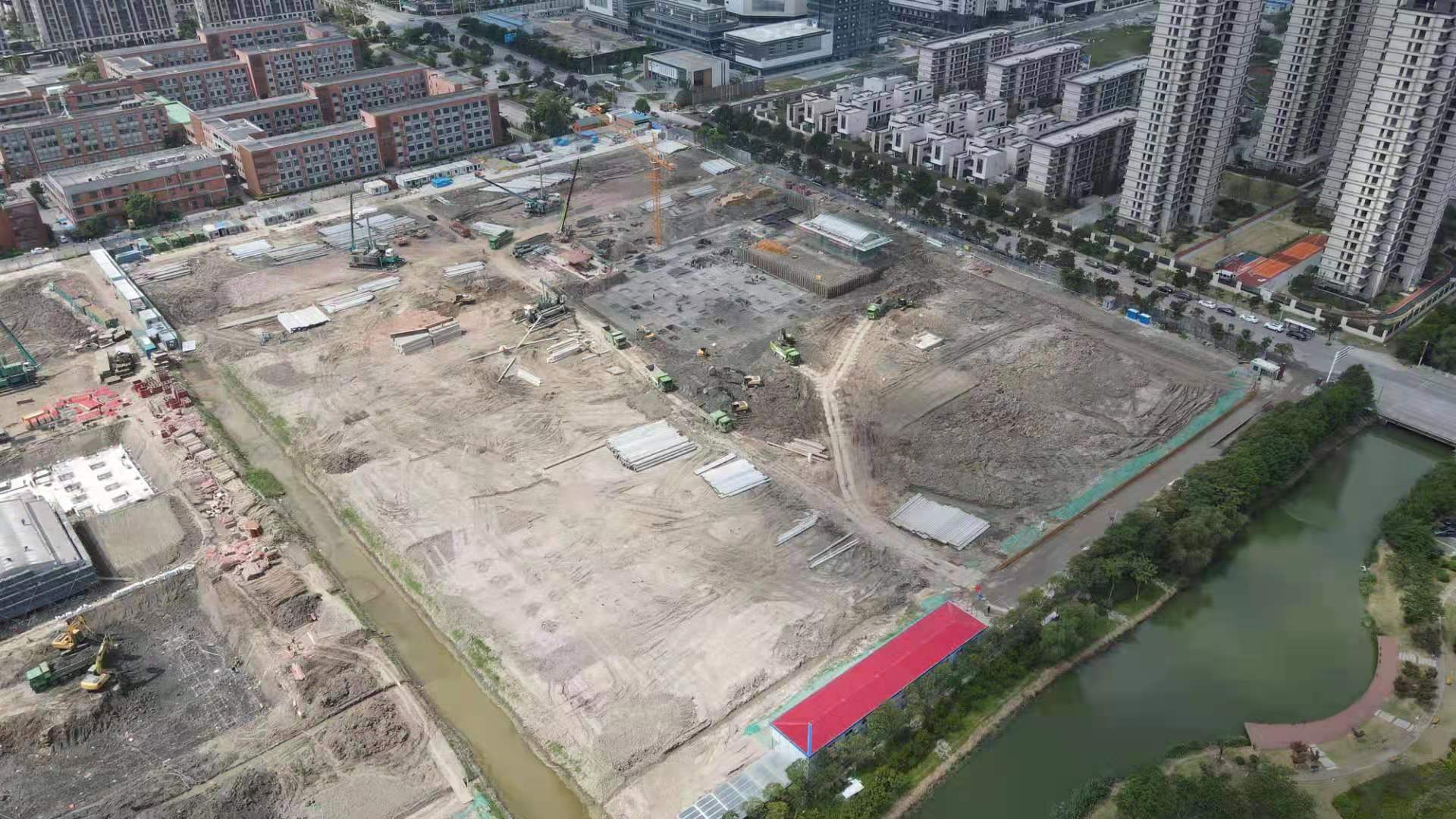 我們是一家集工業(yè)與民用建設(shè)、安裝、裝修裝飾、地基與基礎(chǔ)、大型土石方、市場開發(fā)為一體的施工總承包企業(yè)。
