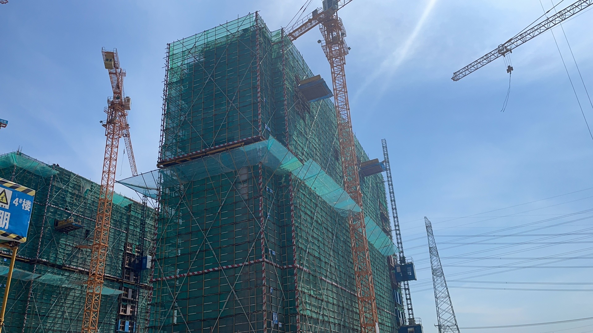 我們是一家集工業(yè)與民用建設(shè)、安裝、裝修裝飾、地基與基礎(chǔ)、大型土石方、市場(chǎng)開發(fā)為一體的施工總承包企業(yè)。