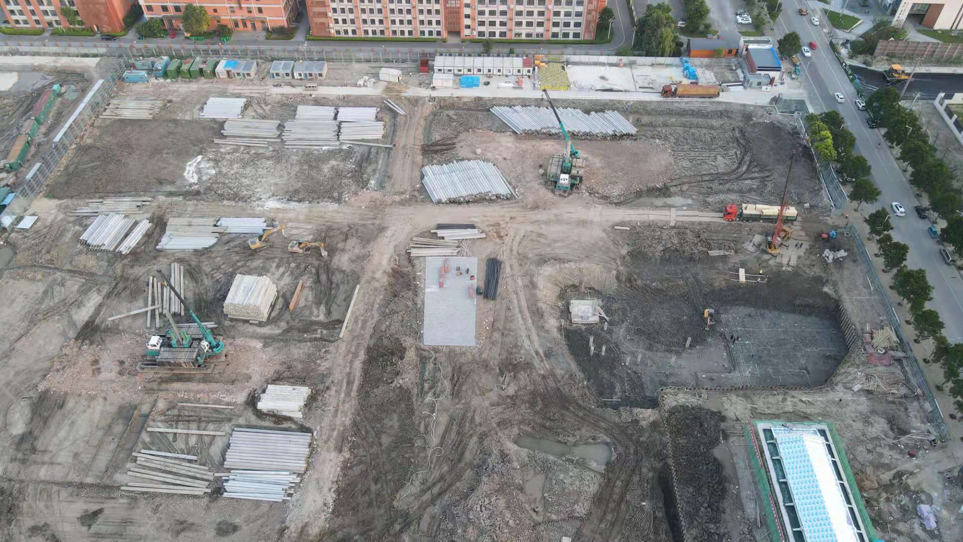 我們是一家集工業(yè)與民用建設(shè)、安裝、裝修裝飾、地基與基礎(chǔ)、大型土石方、市場開發(fā)為一體的施工總承包企業(yè)。