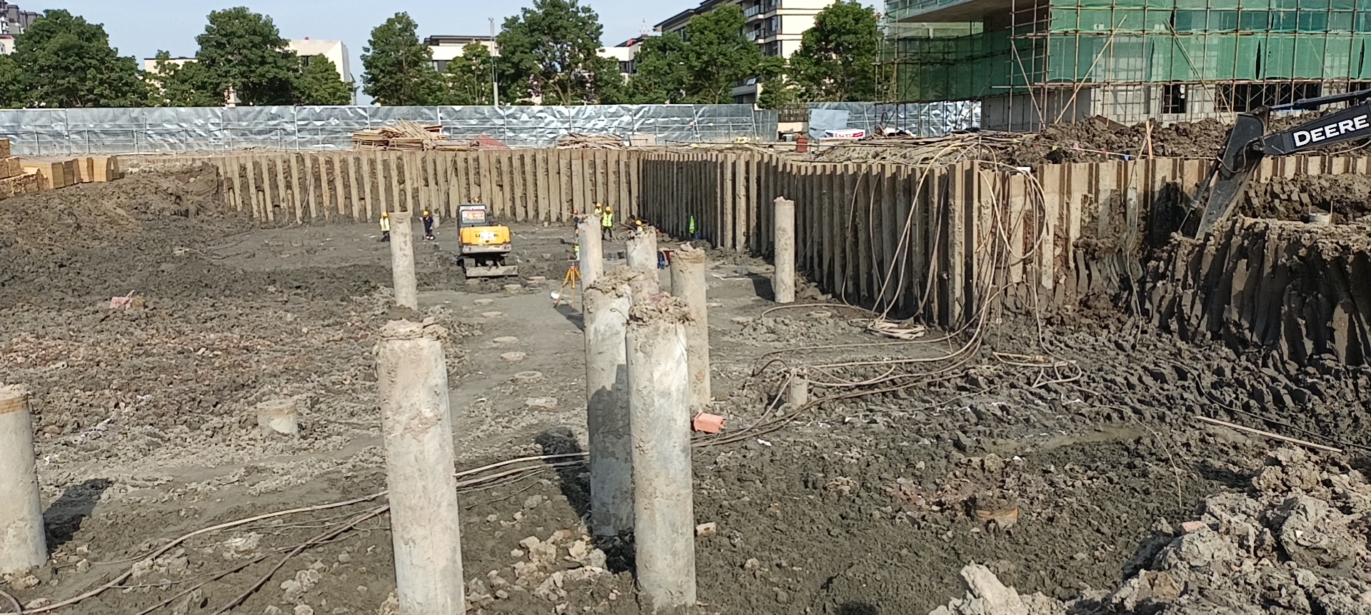 我們是一家集工業(yè)與民用建設(shè)、安裝、裝修裝飾、地基與基礎(chǔ)、大型土石方、市場(chǎng)開發(fā)為一體的施工總承包企業(yè)。