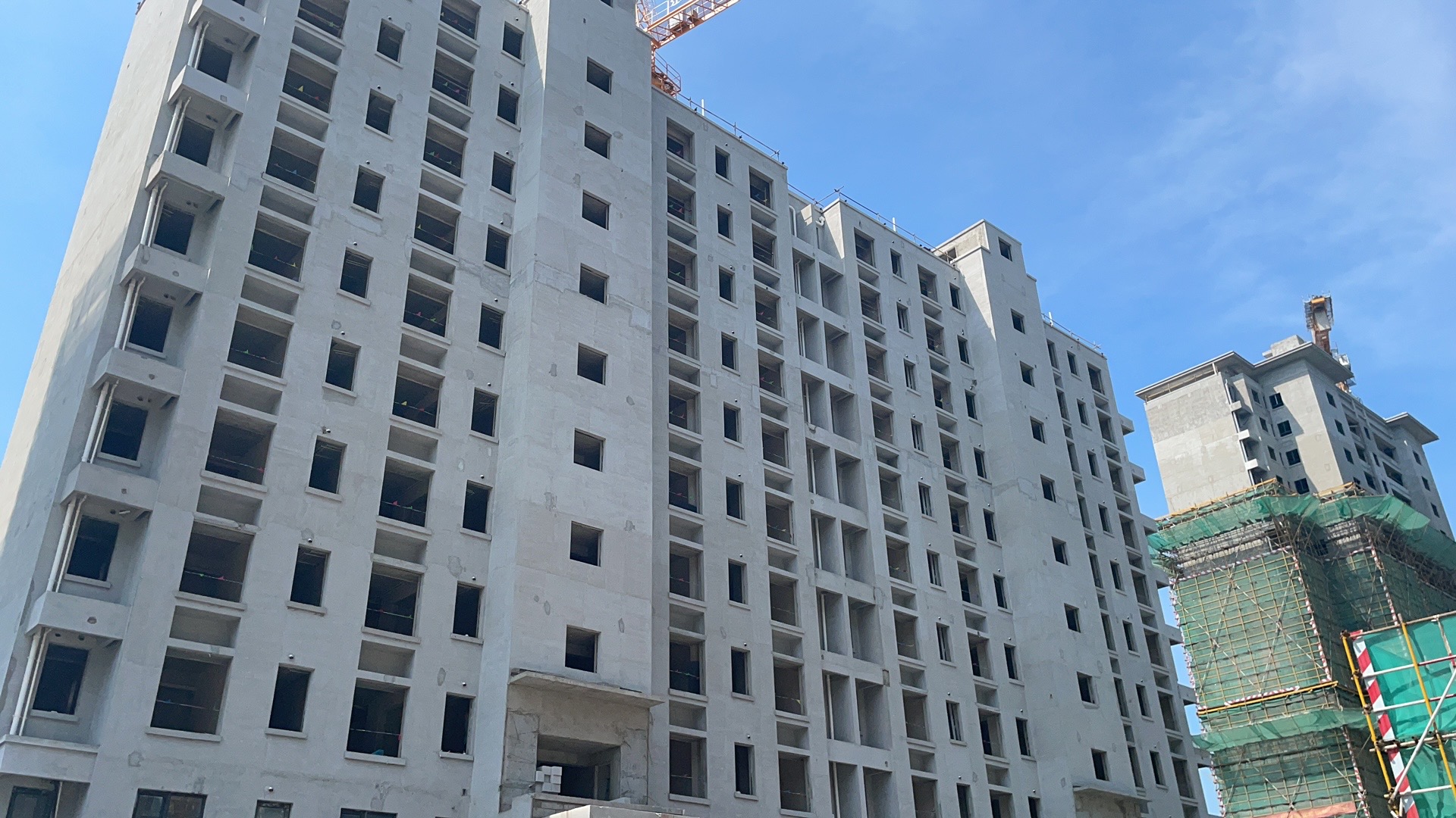我們是一家集工業(yè)與民用建設(shè)、安裝、裝修裝飾、地基與基礎(chǔ)、大型土石方、市場(chǎng)開(kāi)發(fā)為一體的施工總承包企業(yè)。